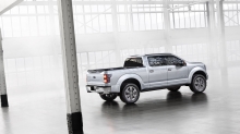 Новый Ford Atlas Concept в пустом здании, между металлических колонн